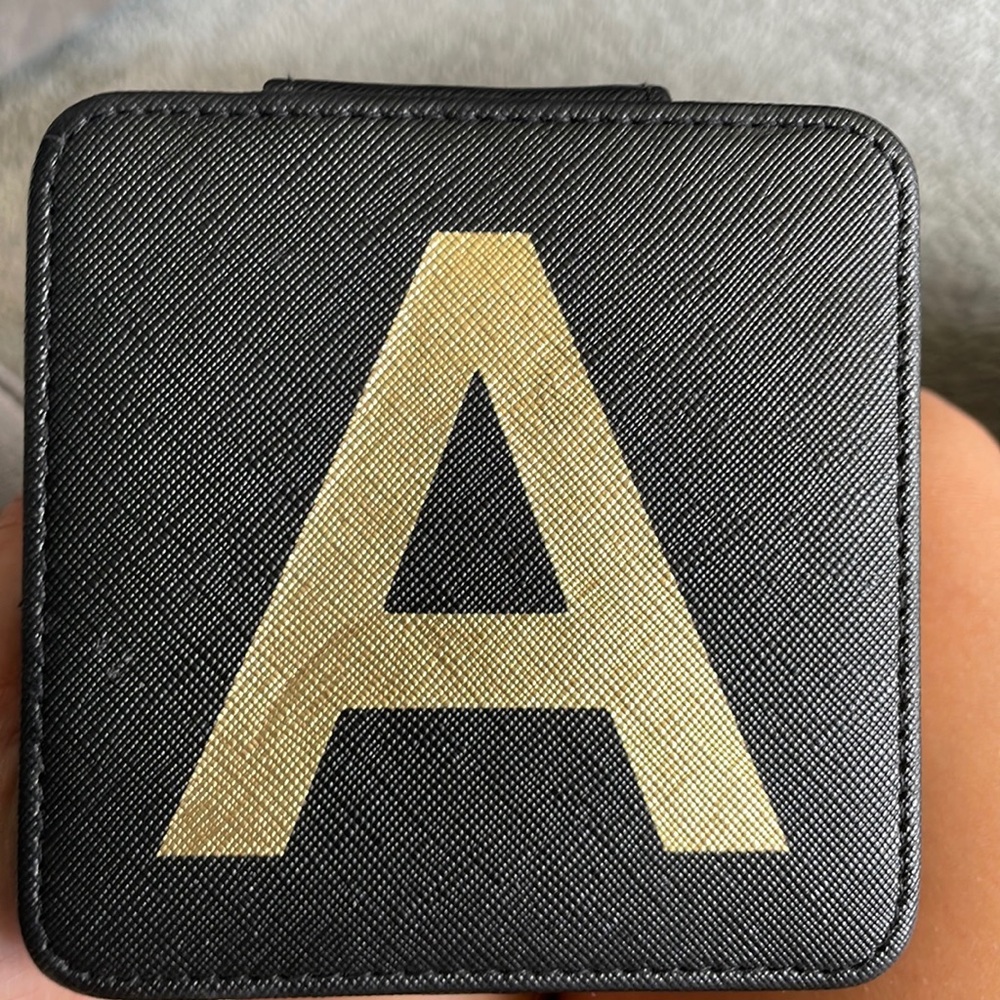 Travel jewelry box